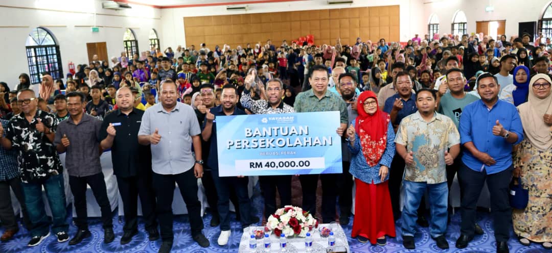 400 murid di Beruas terima bantuan persekolahan YBR