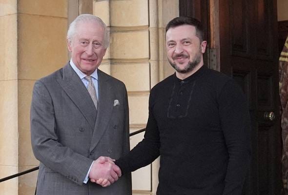 Zelenskyy tetap tidak memakai sut ketika bertemu Raja Charles