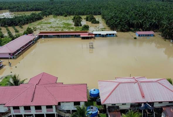 Sarawak mula dilanda banjir, situasi di Sabah semakin buruk