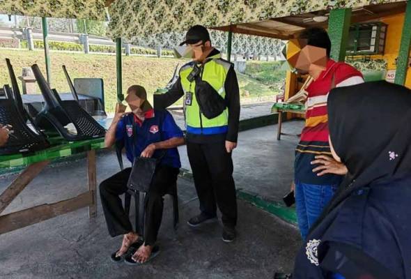 Tidak hormat Ramadan, peniaga hisap rokok di kedai makan ditahan