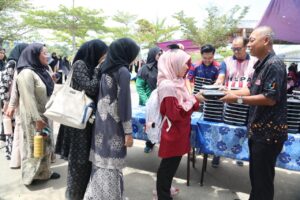 Dr. Norkhalid (kanan) ketika menyerahkan pek makanan kepada penuntut UPSI pada Program Dapur Kasih Bitara di Perkarangan Masjid Al-Mursyidin, Kampus Sultan Azlan Shah UPSI.