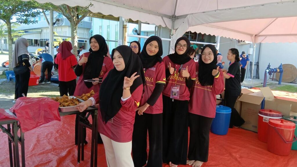 Sekretariat Mahasiswa Anak Negeri Sembilan (SEMANIS) bergambar pada Program Dapur Kasih Bitara  di Perkarangan Masjid Al-Mursyidin, Kampus Sultan Azlan Shah UPSI.