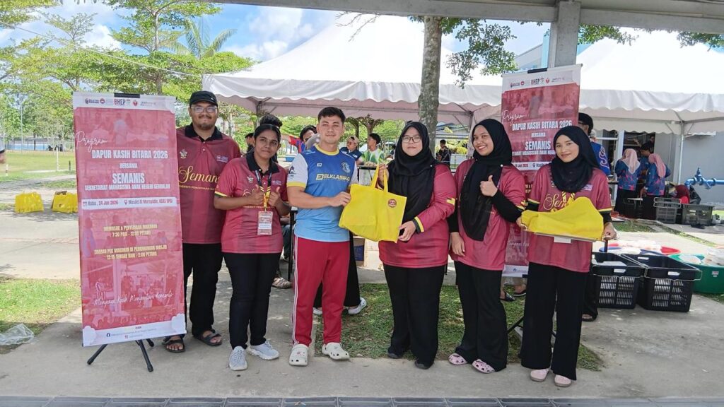Penasihat SEMANIS UPSI, Fatin Azira Ab Rani ( tiga dari kanan) ketika menyerahkan pek makanan kepada penuntut UPSI pada Program Dapur Kasih Bitara  di Perkarangan Masjid Al-Mursyidin, Kampus Sultan Azlan Shah UPSI.