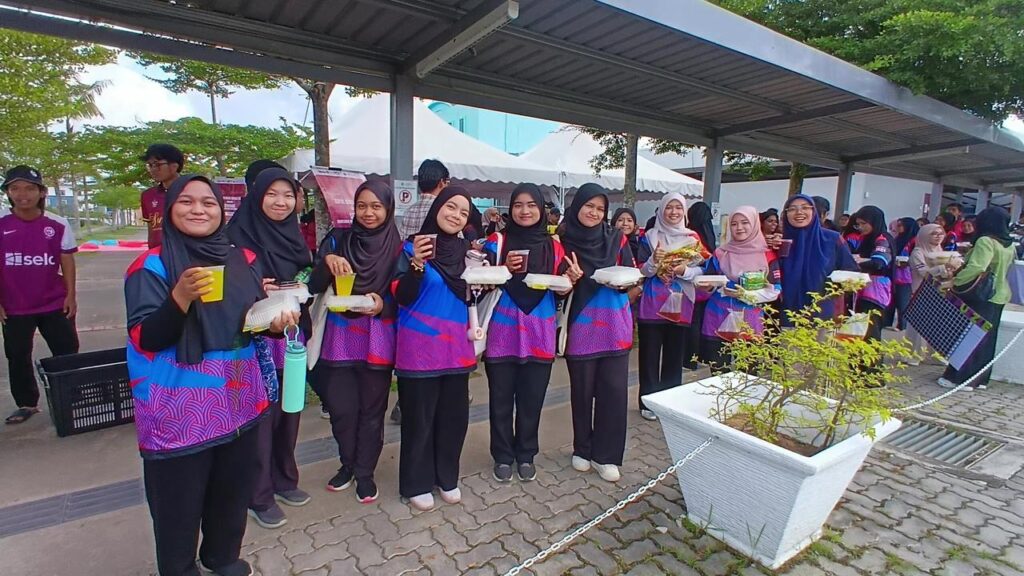 Antara penuntut UPSI yang menerima pek makanan pada Program Dapur Kasih Bitara  di Perkarangan Masjid Al-Mursyidin, Kampus Sultan Azlan Shah UPSI.