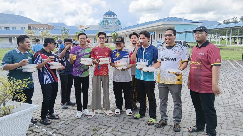 Antara penuntut UPSI yang menerima pek makanan pada Program Dapur Kasih Bitara  di Perkarangan Masjid Al-Mursyidin, Kampus Sultan Azlan Shah UPSI.